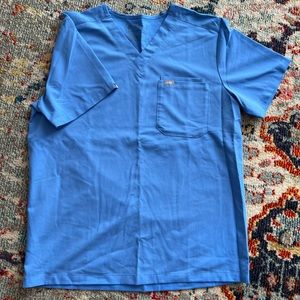FIGS Men's Leon Three-Pocket Scrub Top, size Large, color Ceil Blue